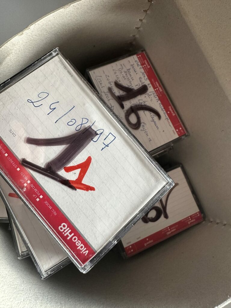 Anciennes cassettes Hi8 contenant des souvenirs familiaux à numériser