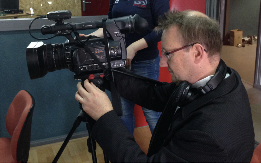 Frédéric Wieder, cameraman de 3V Movie, en tournage avec une caméra professionnelle sur trépied