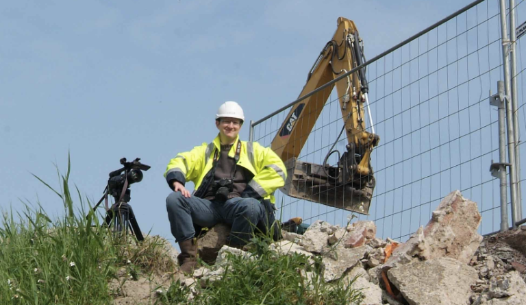 Frédéric Wieder avec casque de chantier et matériel vidéo professionnel lors d’un tournage institutionnel