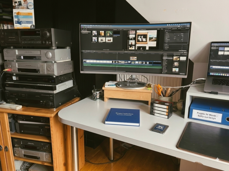 Poste de montage vidéo professionnel avec logiciel ouvert, écran large et magnétoscopes au studio 3Vmovie.