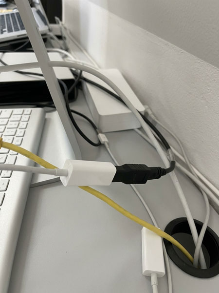 Adaptateurs et câbles USB reliant le convertisseur vidéo au poste informatique du studio 3V Movie