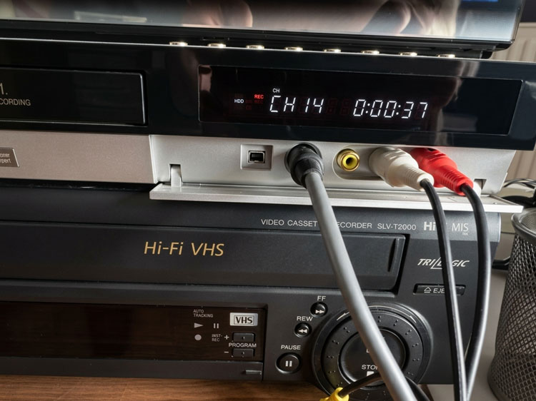 Magnétoscopes VHS et Hi8 utilisés pour le transfert de cassettes vidéo dans le Pas-de-Calais