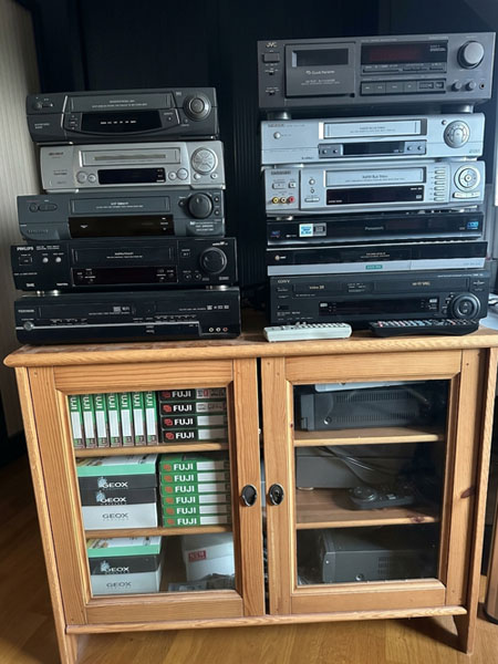 Alignement de magnétoscopes VHS, S-VHS, Hi8 et lecteurs audio professionnels sur meuble au studio 3Vmovie.